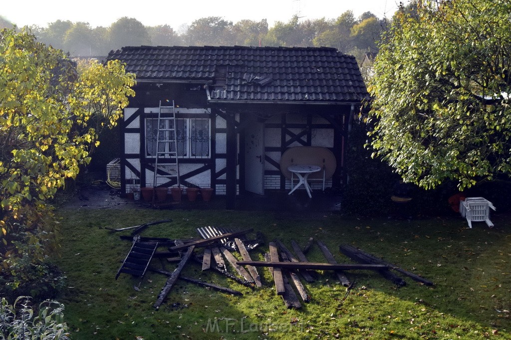 Feuer 1 brannten 3 Lauben Koeln Fuehlingen Kriegerhofstr P124.JPG - Miklos Laubert